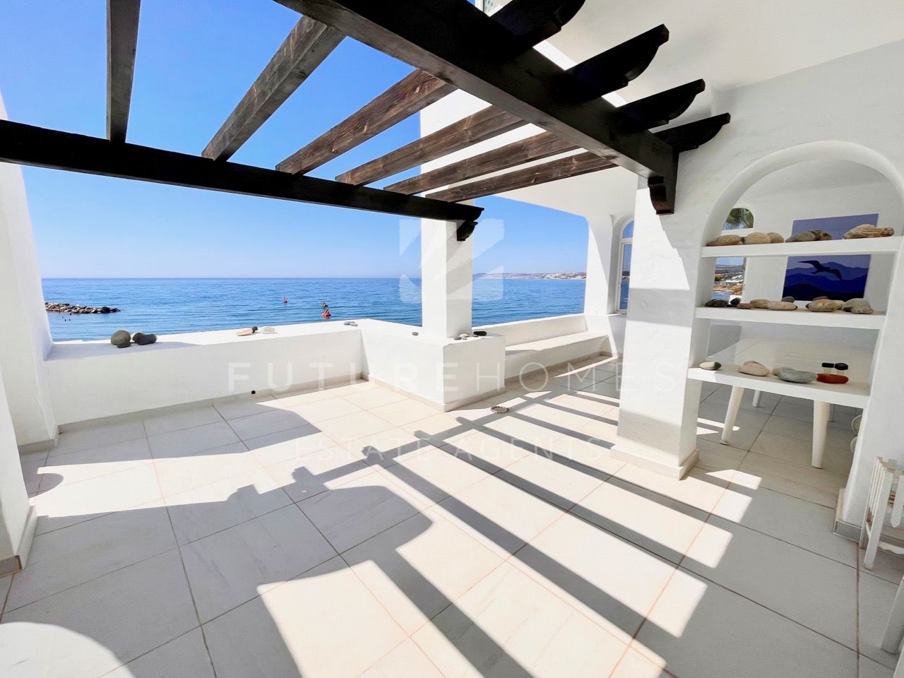 PRIMERISIMA LINEA DE PLAYA!  Cerca del puerto deportivo. Fabuloso apartamento con terraza grande, acceso directo a la playa y senda litoral!!