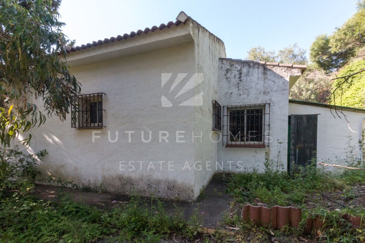 Villa  for sale in  Los Reales - Sierra Estepona
