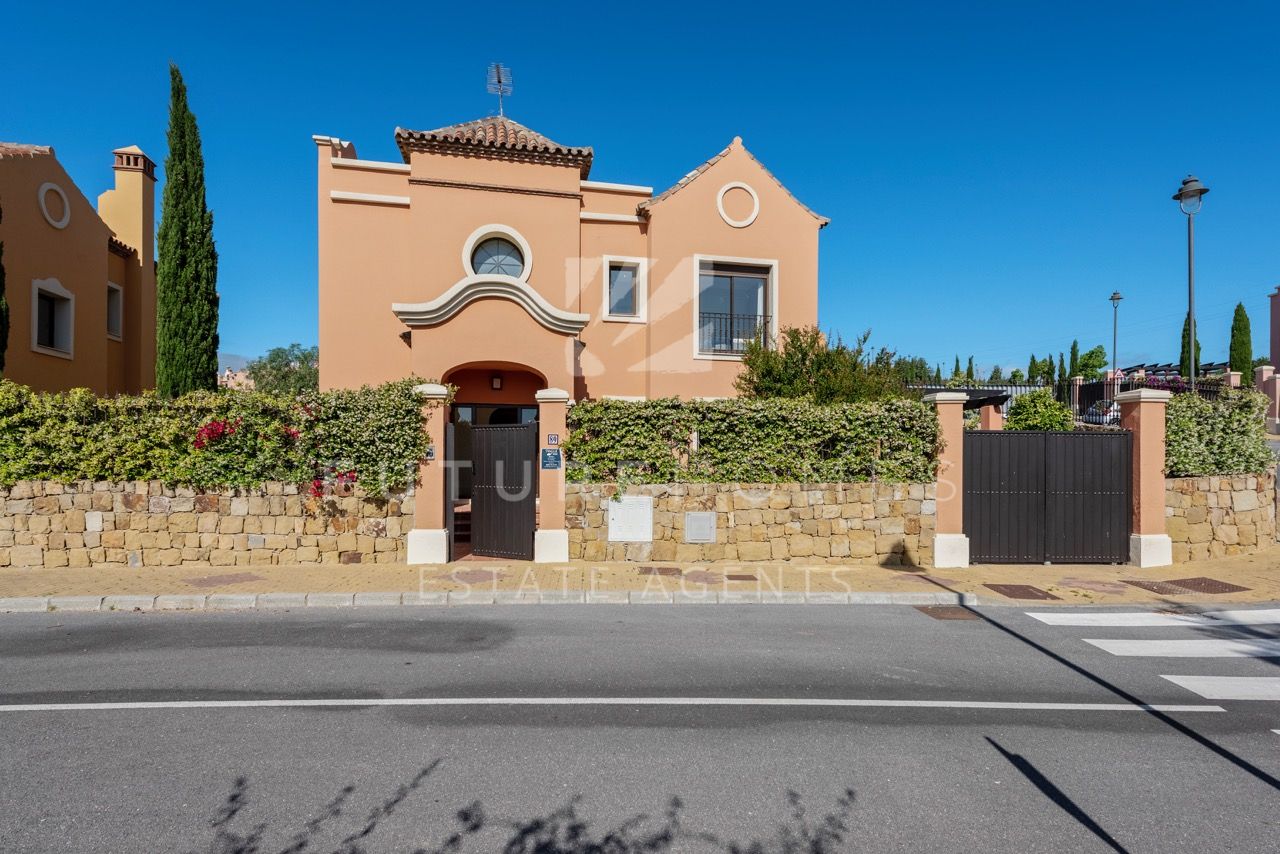 Villas en venta en primera linea de golf a tan solo 1km de la playa en Estepona