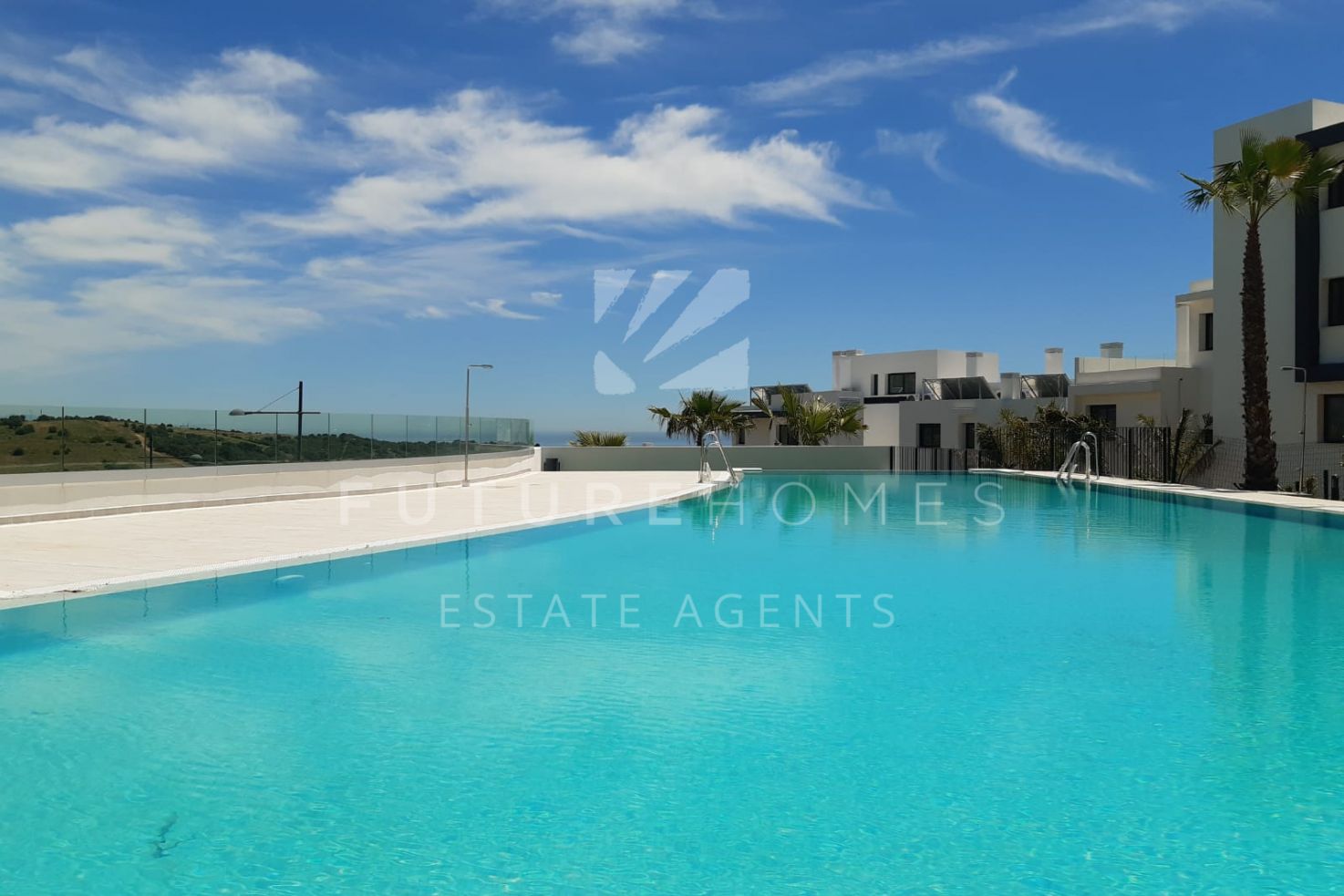 Brand new modern apartment available for immediate sale in Estepona Golf.