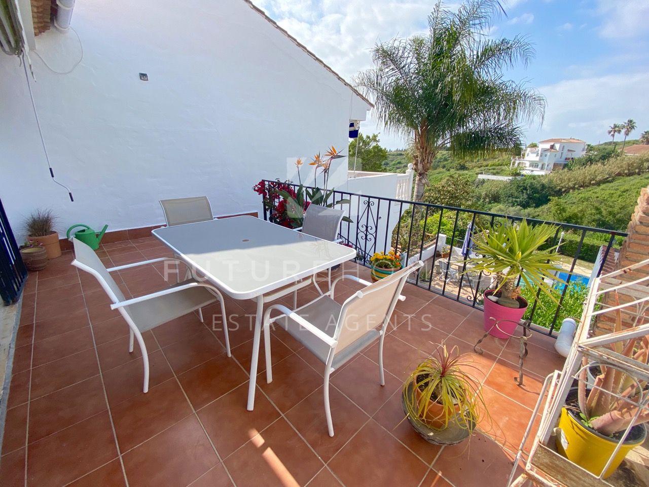 Well priced townhouse in quiet location yet only minutes from Estepona town centre