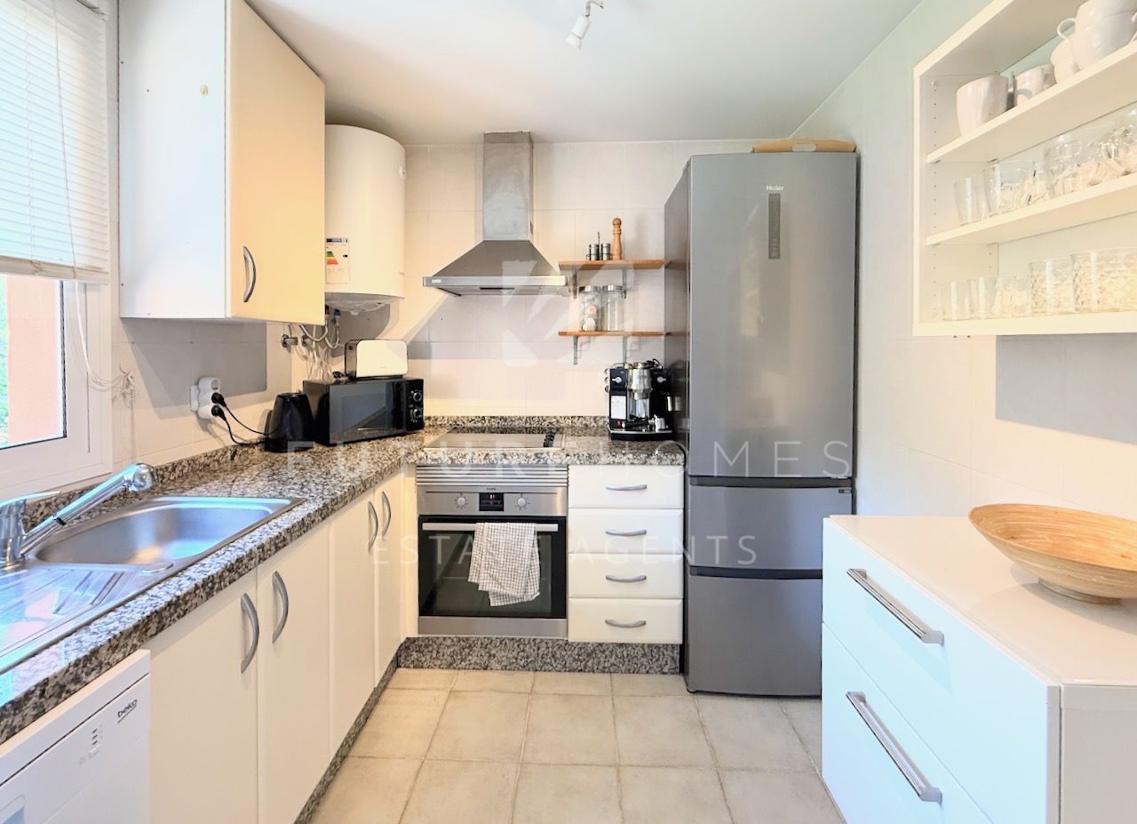 Exclusive listing - Spacious and bright three bedroom penthouse for sale in Paraiso de la Bahia, Casares Costa.
