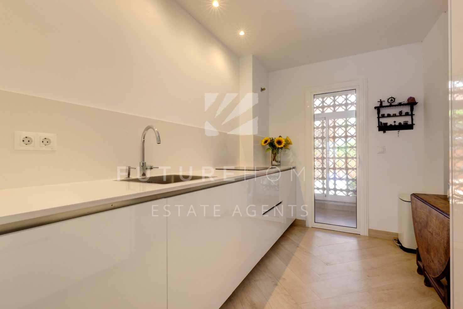 Spacious and renovated 2 bedroom apartment next to Estepona Port!