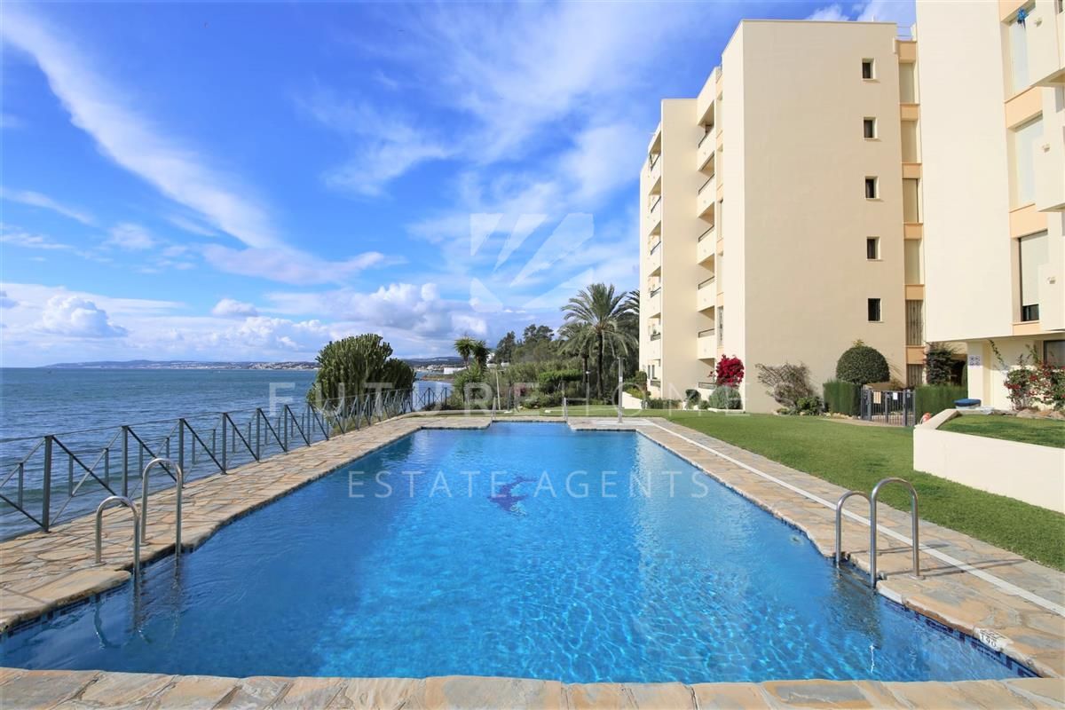 EXCLUSIVE - Frontline beach spacious top floor apartment overlooking Cristo beach, Estepona, with panoramic sea views