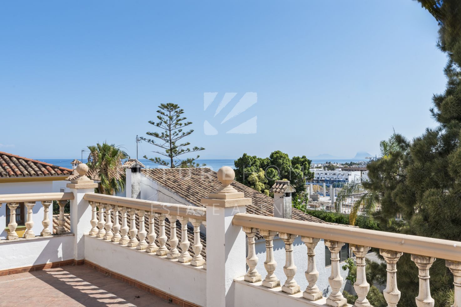 Spacious 6 Bedroom Villa with Sea & Mountain Views in Don Pedro Estepona, minutes away from the beach!