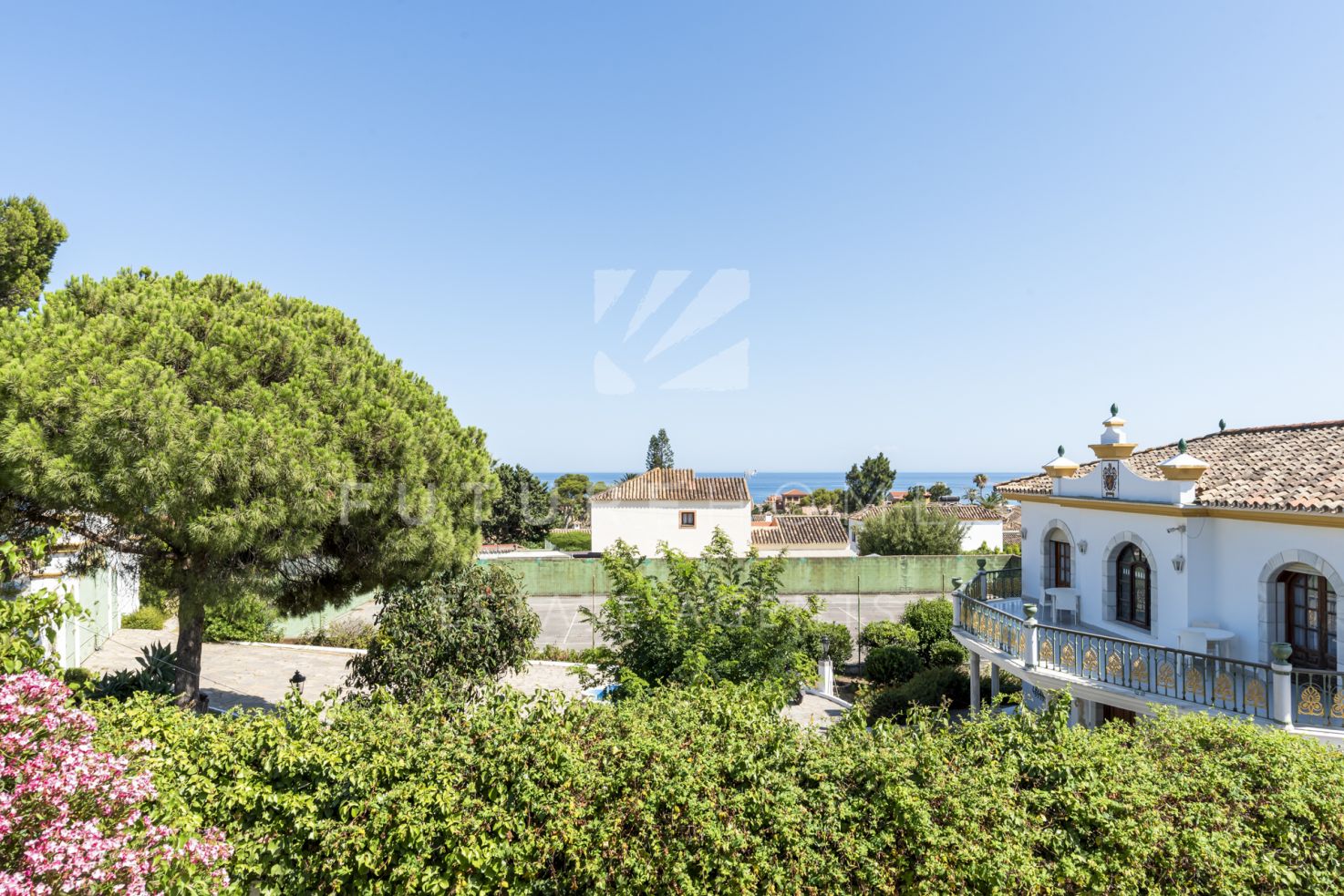 Spacious 6 Bedroom Villa with Sea & Mountain Views in Don Pedro Estepona, minutes away from the beach!