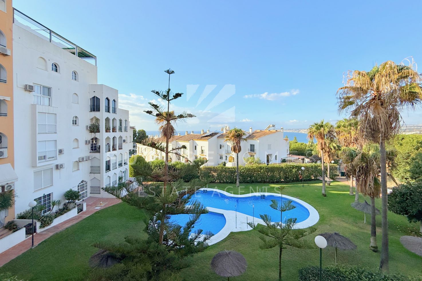 Spacious and bright apartment with elevated south facing views in Seghers, Estepona