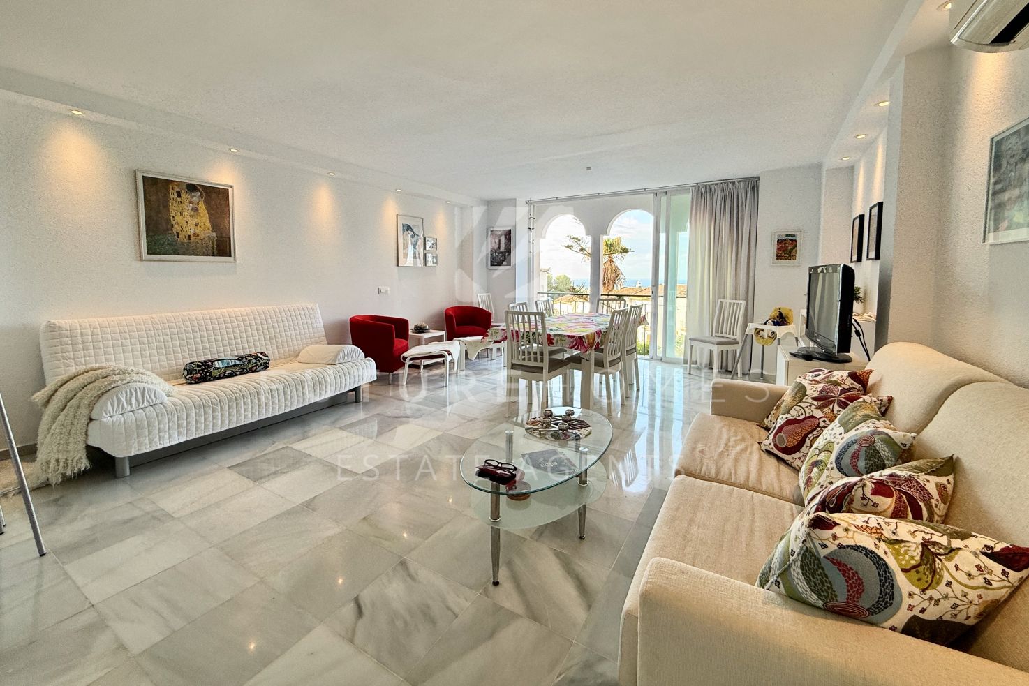 Spacious and bright apartment with elevated south facing views in Seghers, Estepona