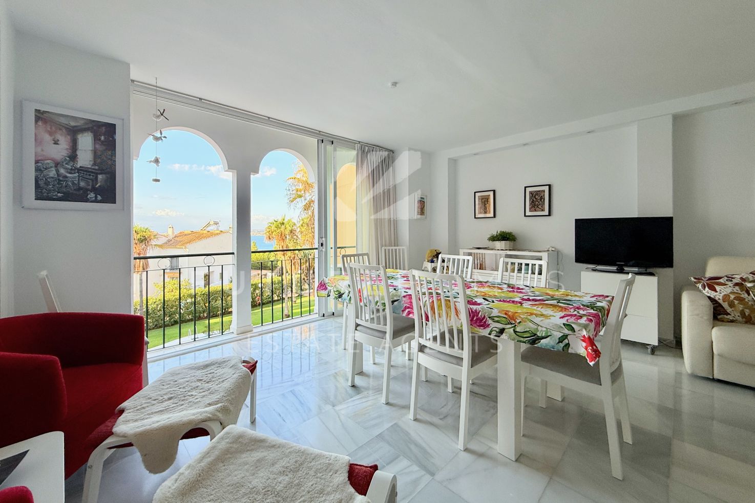 Spacious and bright apartment with elevated south facing views in Seghers, Estepona