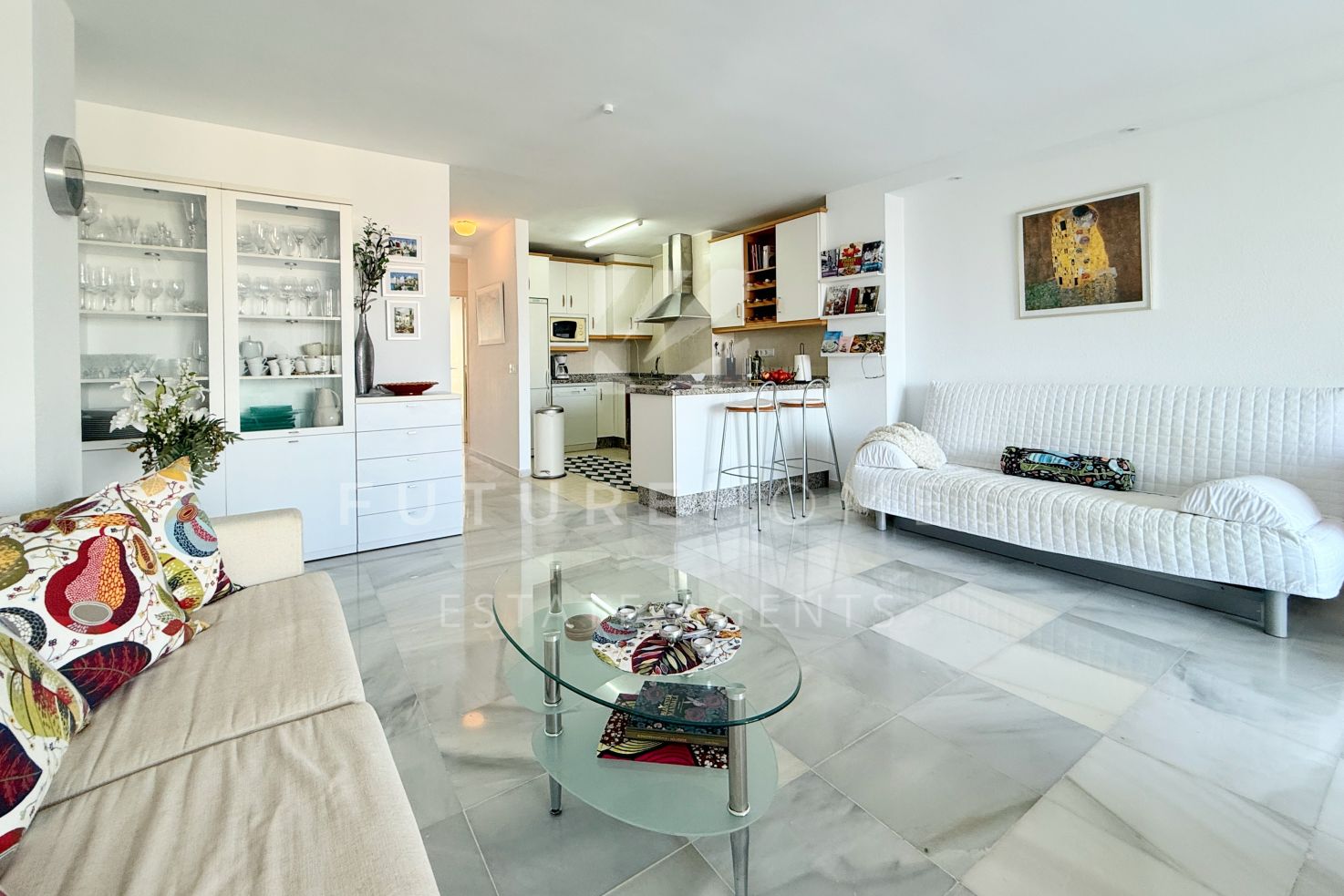 Spacious and bright apartment with elevated south facing views in Seghers, Estepona