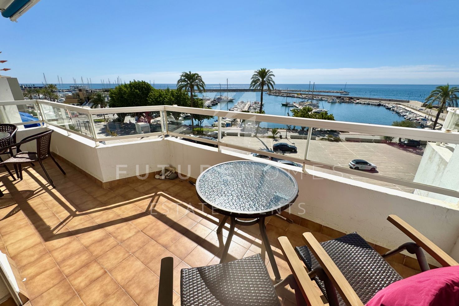 Increíble apartamento junto al puerto deportivo de Estepona con vistas al mar