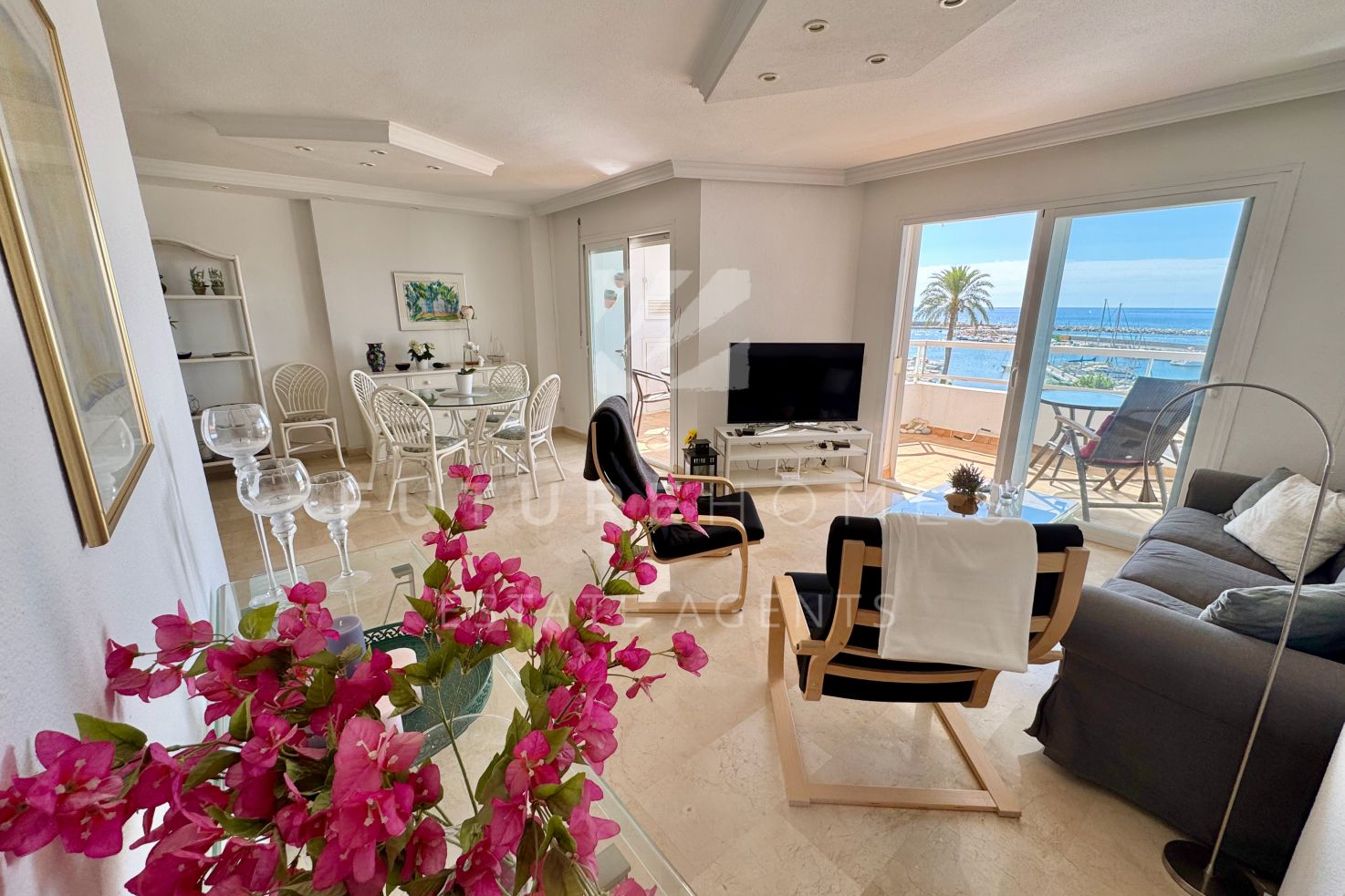 Increíble apartamento junto al puerto deportivo de Estepona con vistas al mar