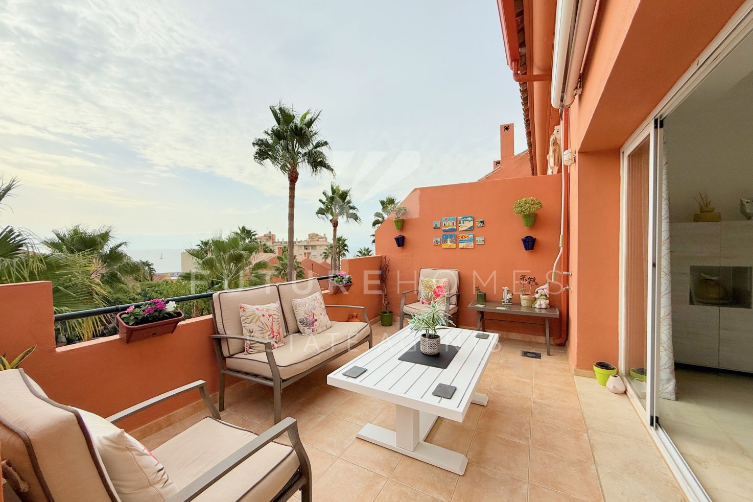 Atico duplex de tres dormitorios en venta junto al puerto deportivo de Estepona