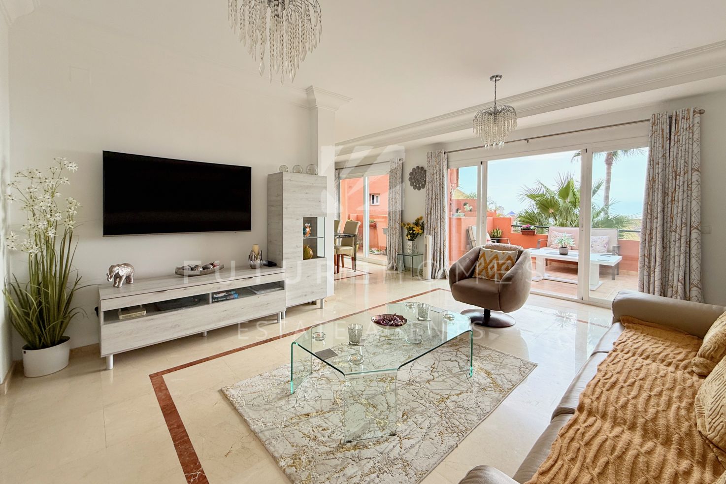 Atico duplex de tres dormitorios en venta junto al puerto deportivo de Estepona