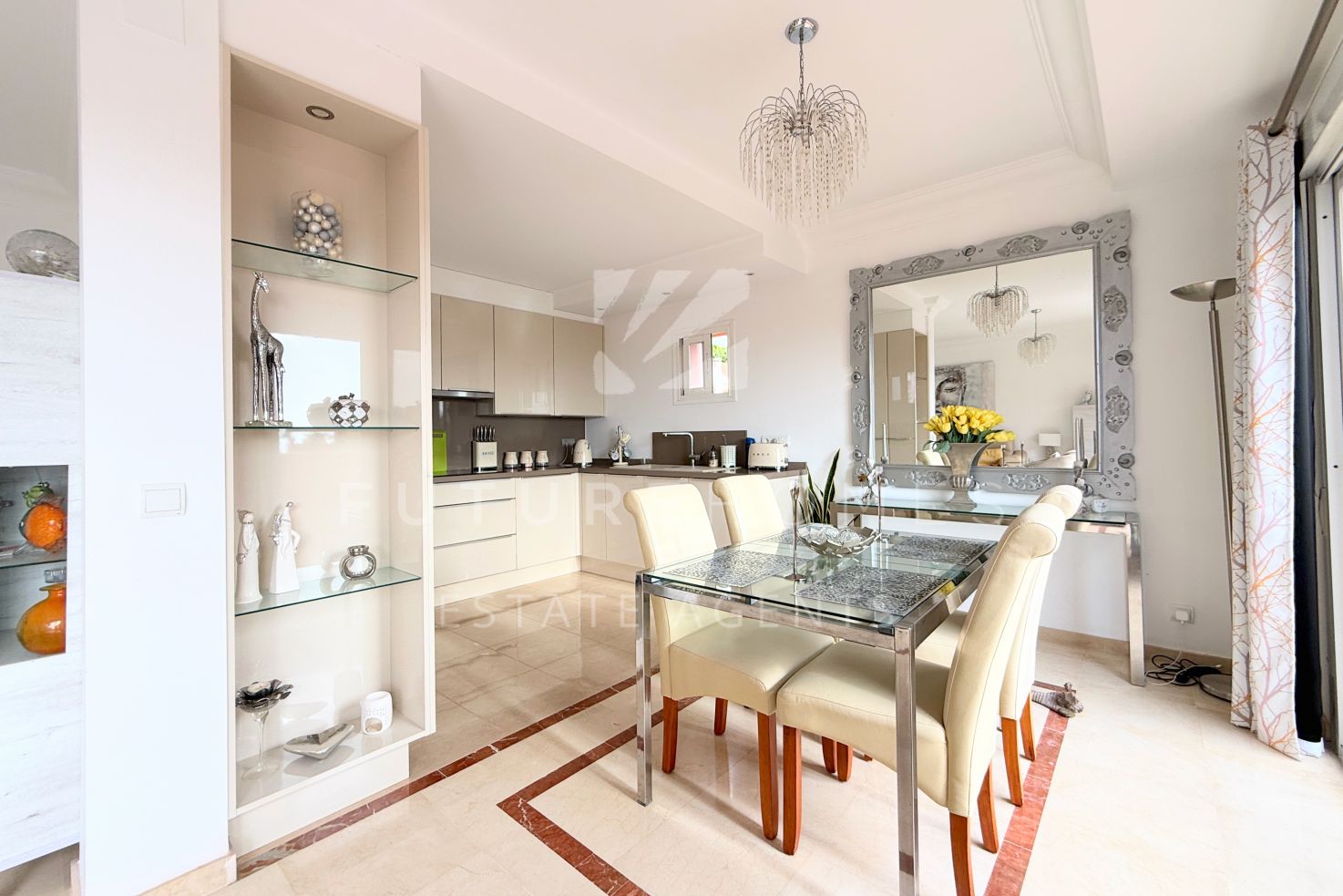 Atico duplex de tres dormitorios en venta junto al puerto deportivo de Estepona