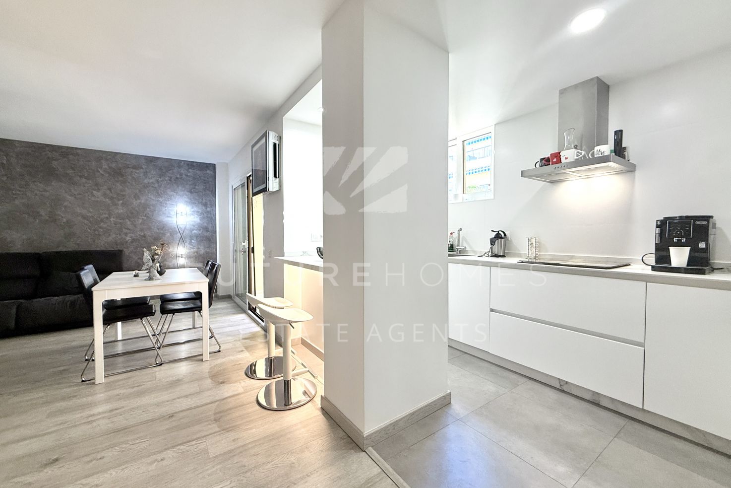 Beachside stylish apartment within walking distance of Estepona port and town centre