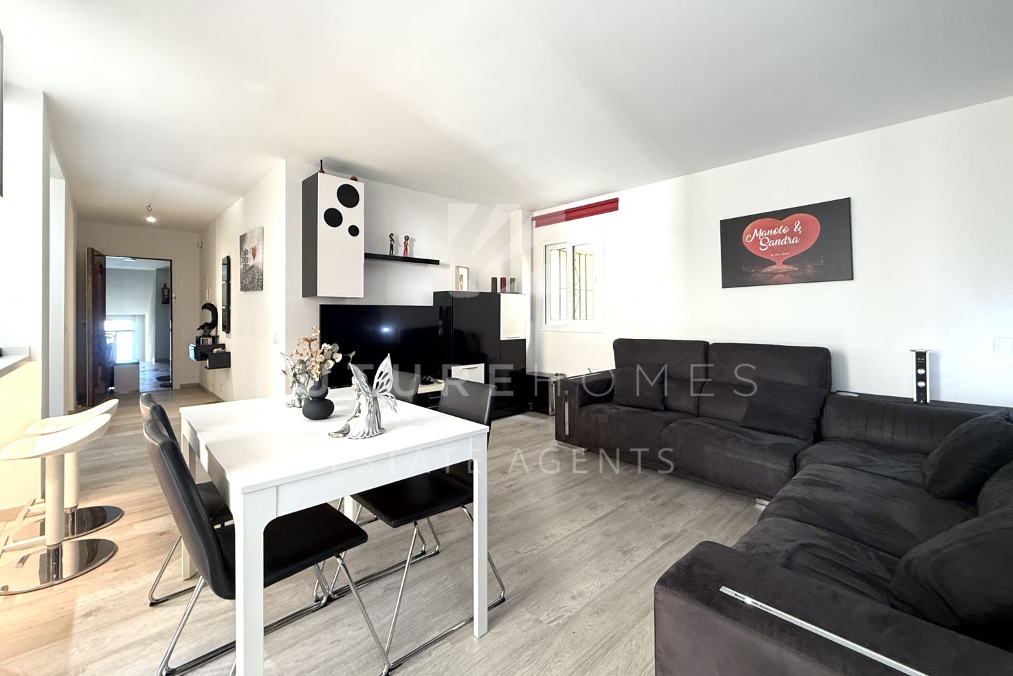 Beachside stylish apartment within walking distance of Estepona port and town centre