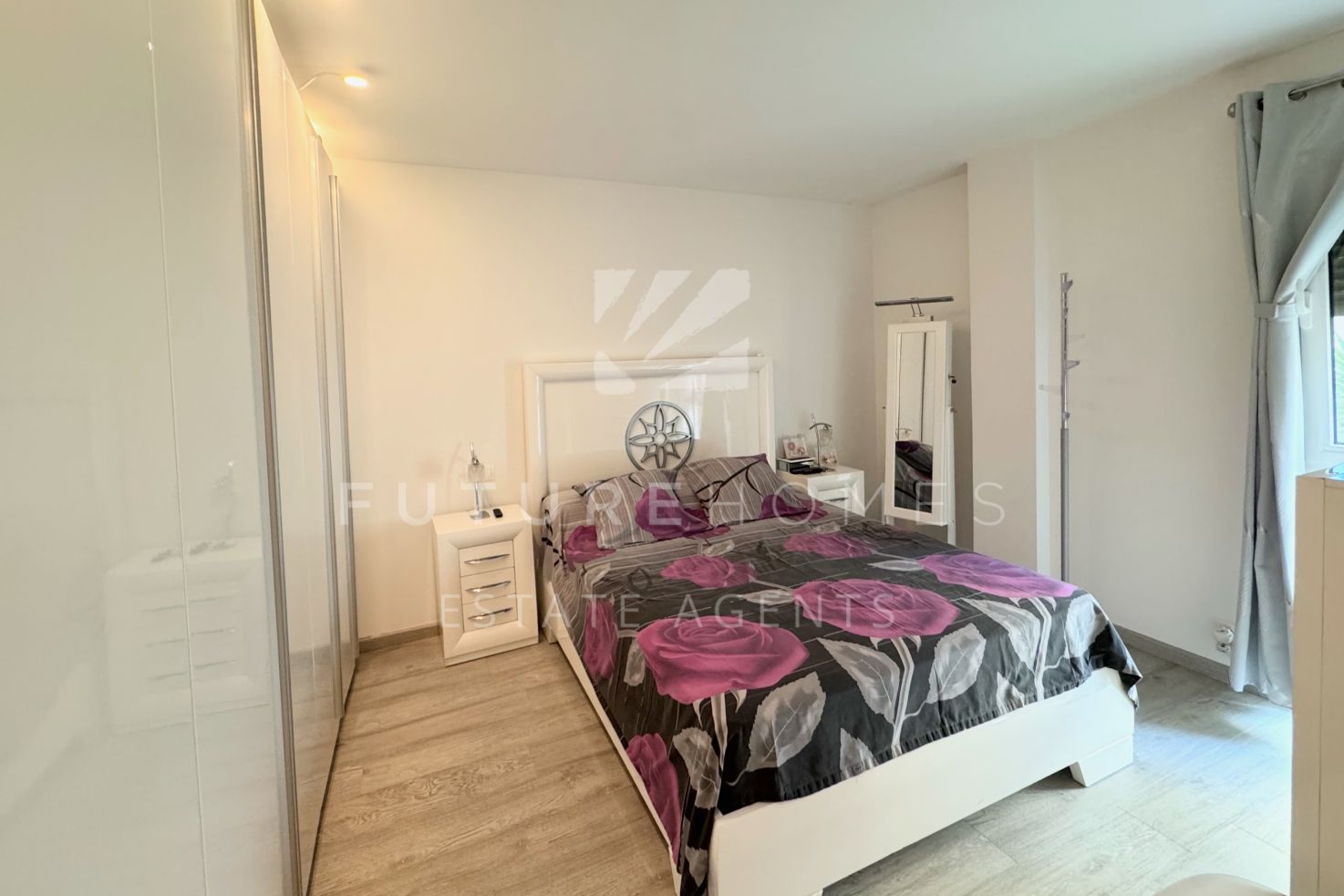 Beachside stylish apartment within walking distance of Estepona port and town centre