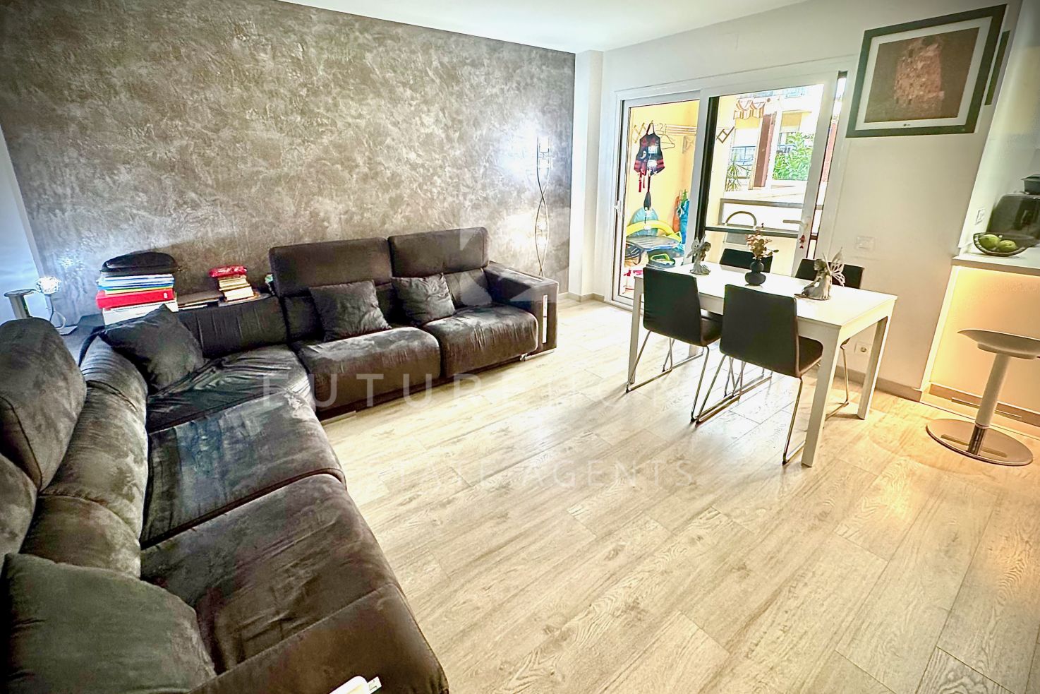 Beachside stylish apartment within walking distance of Estepona port and town centre
