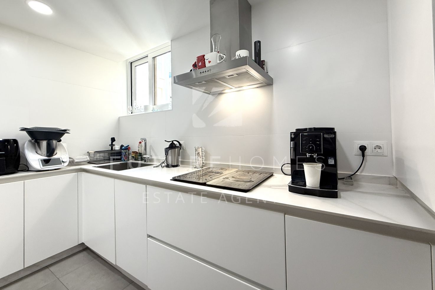 Beachside stylish apartment within walking distance of Estepona port and town centre