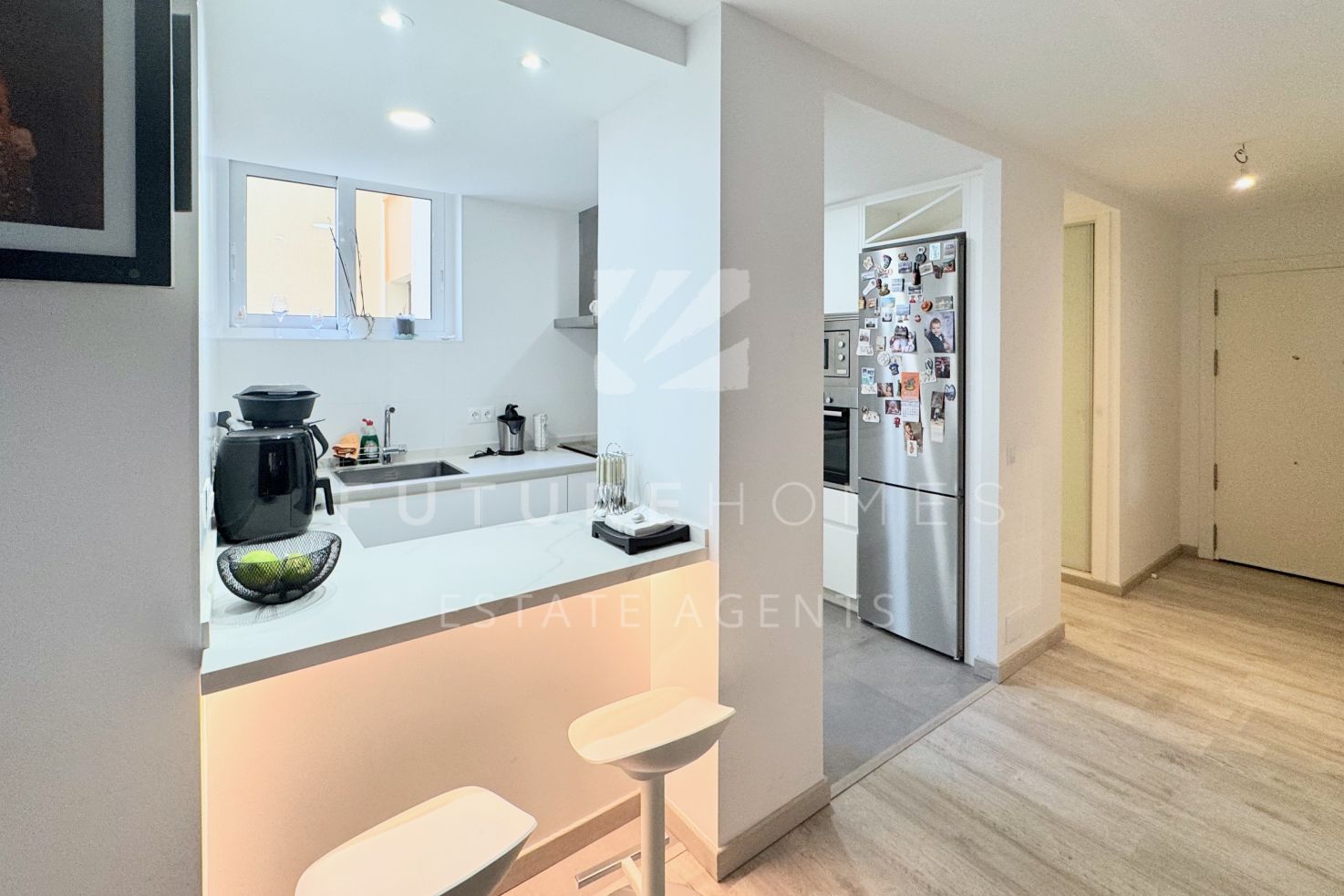 Beachside stylish apartment within walking distance of Estepona port and town centre
