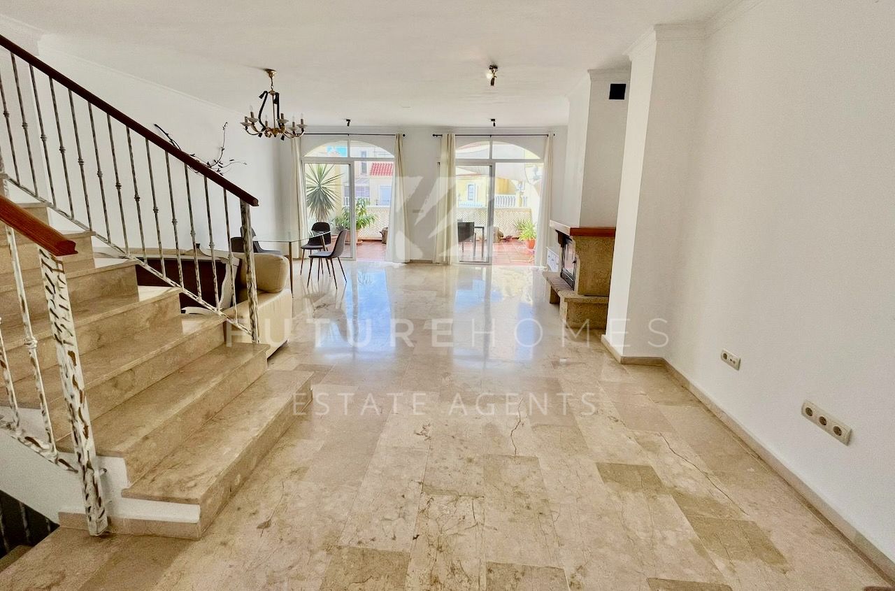 Adosada a la venta en Seghers, Estepona. Vistas al mar y ubicación inmejorable