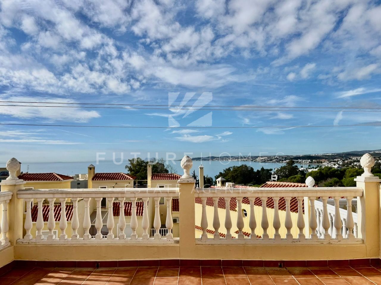 Adosada a la venta en Seghers, Estepona. Vistas al mar y ubicación inmejorable