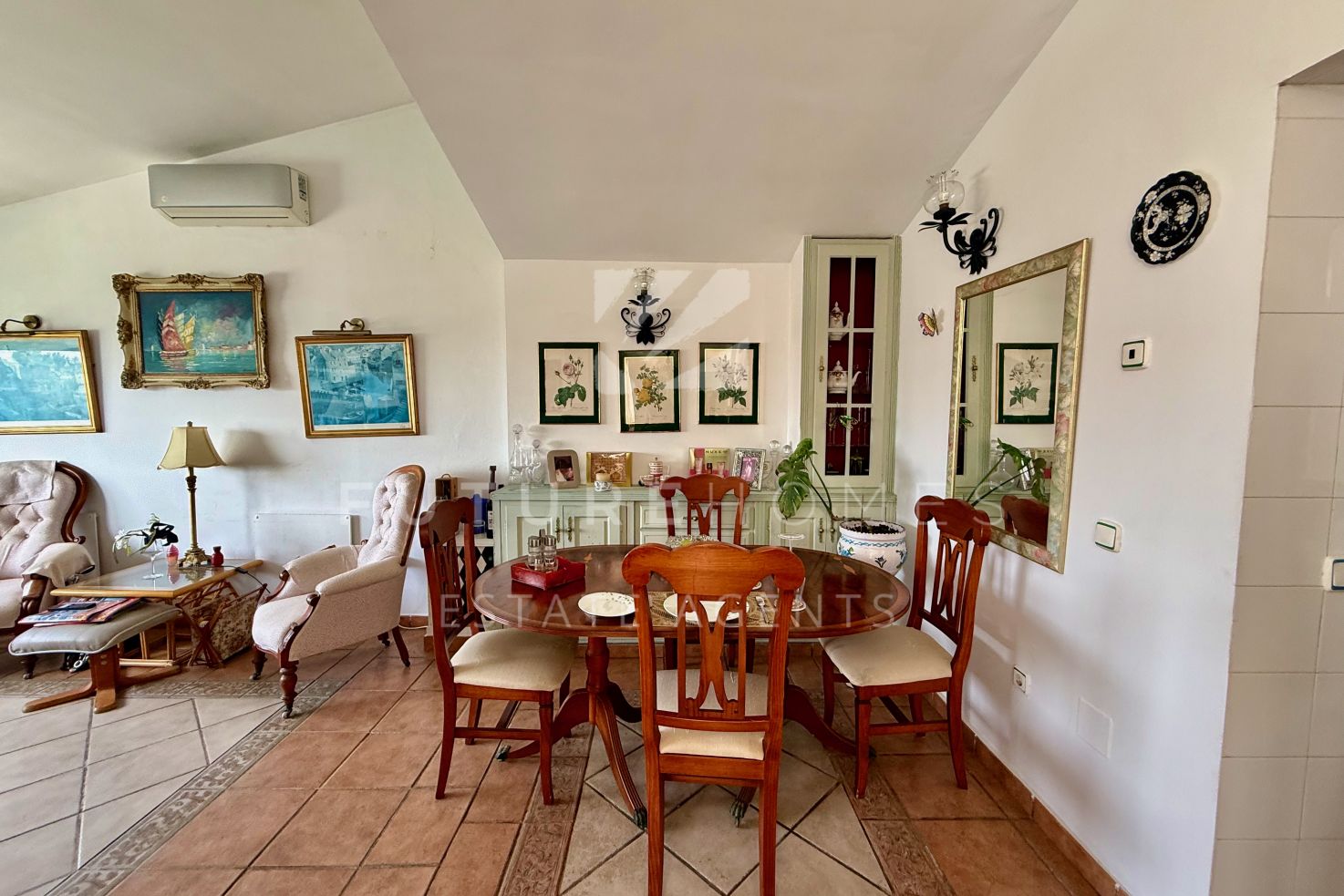 Casa independiente de 2 dormitorios en Bahía de Casares con vistas al mar