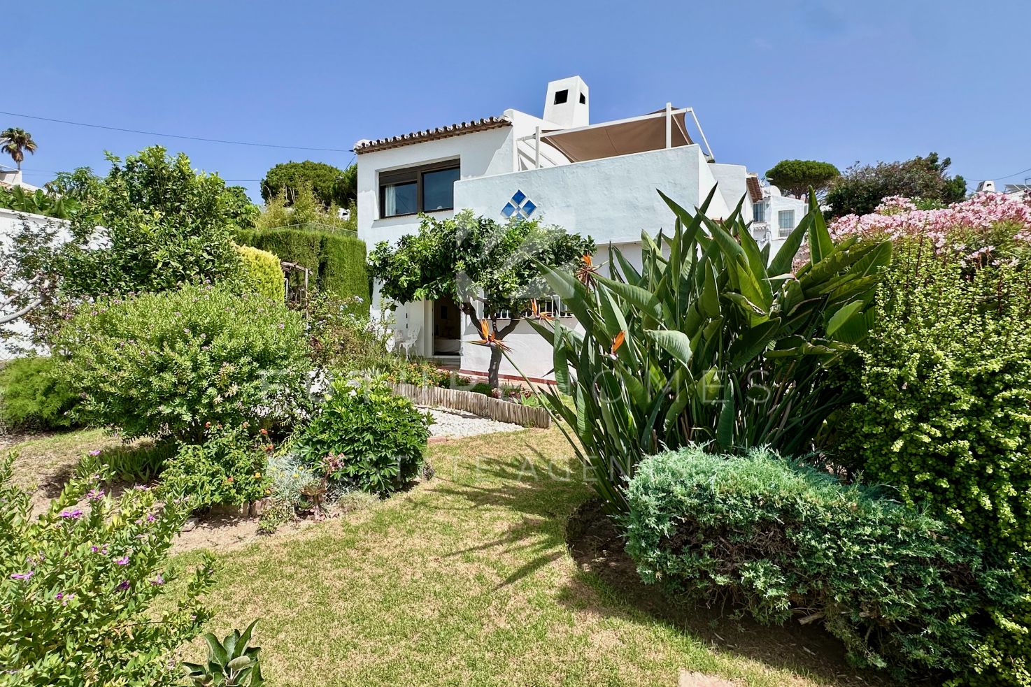 Casa independiente de 2 dormitorios en Bahía de Casares con vistas al mar