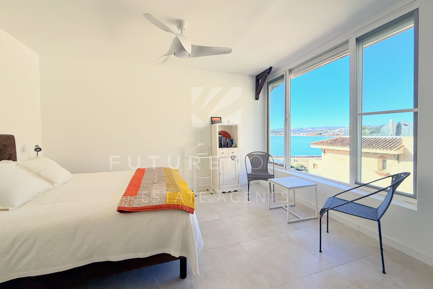 Impresionante Apartamento de Tres Dormitorios en Primera Línea de Playa en Marina Bay, Estepona