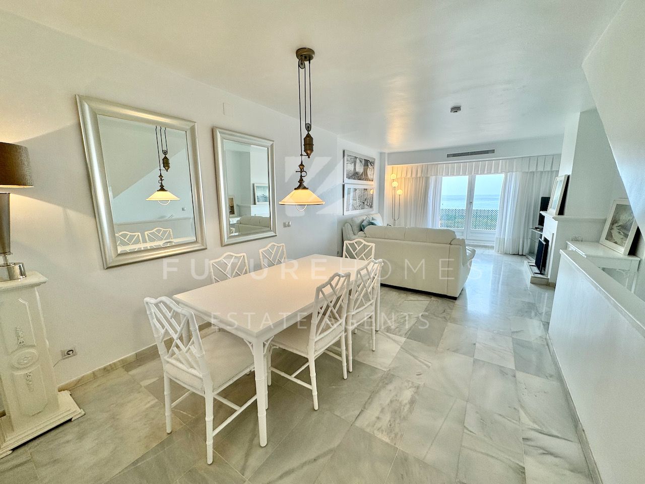 Townhouse for sale in Belgravia Club Estepona with great sea views!