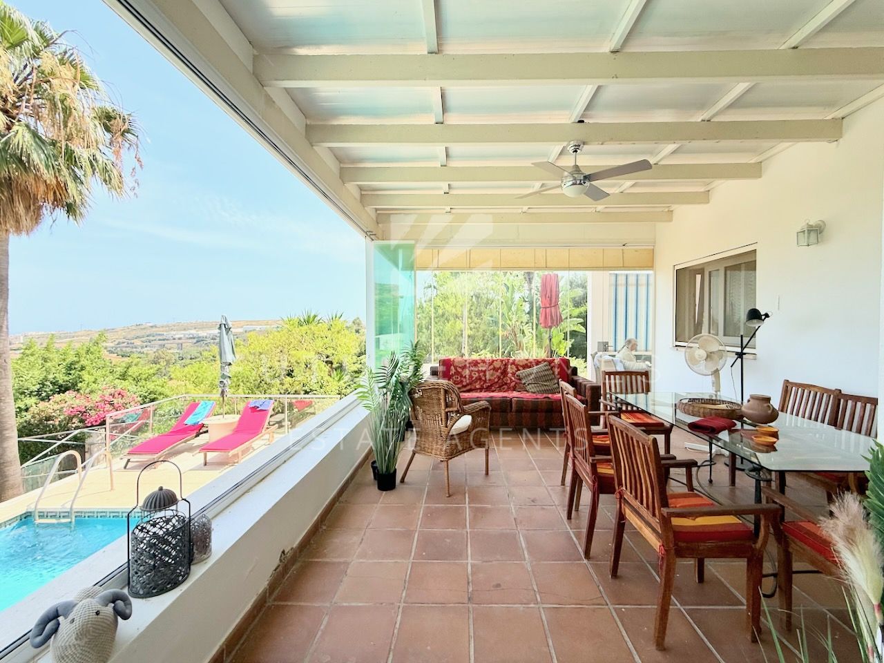 Moderna villa independiente a solo 2 km del centro de Estepona.