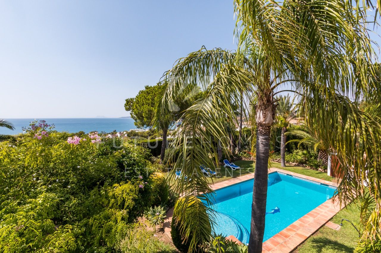 Preciosa villa con vistas al mar en Seghers Estepona cerca del puerto deportivo y playas.