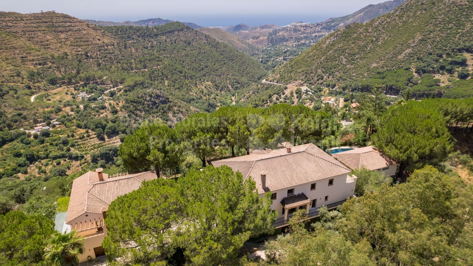 Ojen, La Giralda: Mediterranean estate with helipad and panoramic sea views