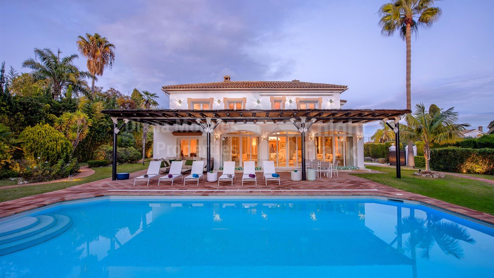 Villa orientada al suroeste con encanto mediterráneo en Guadalmina Baja