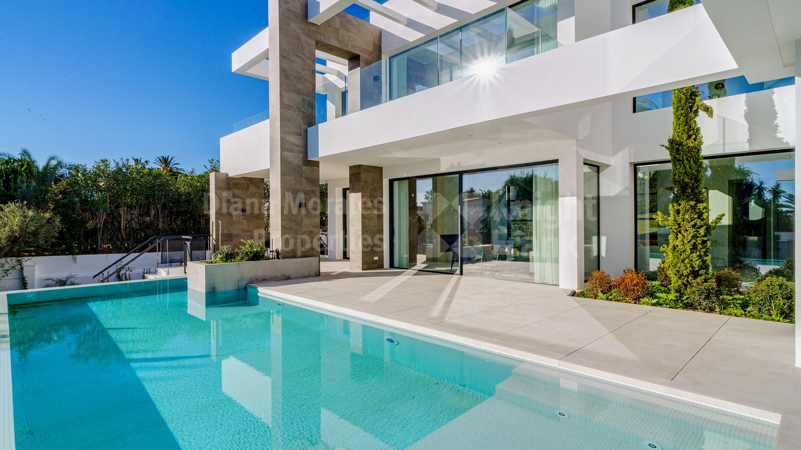 Marbesa, Beachside new ultra modern five-bedroom villa with sea views