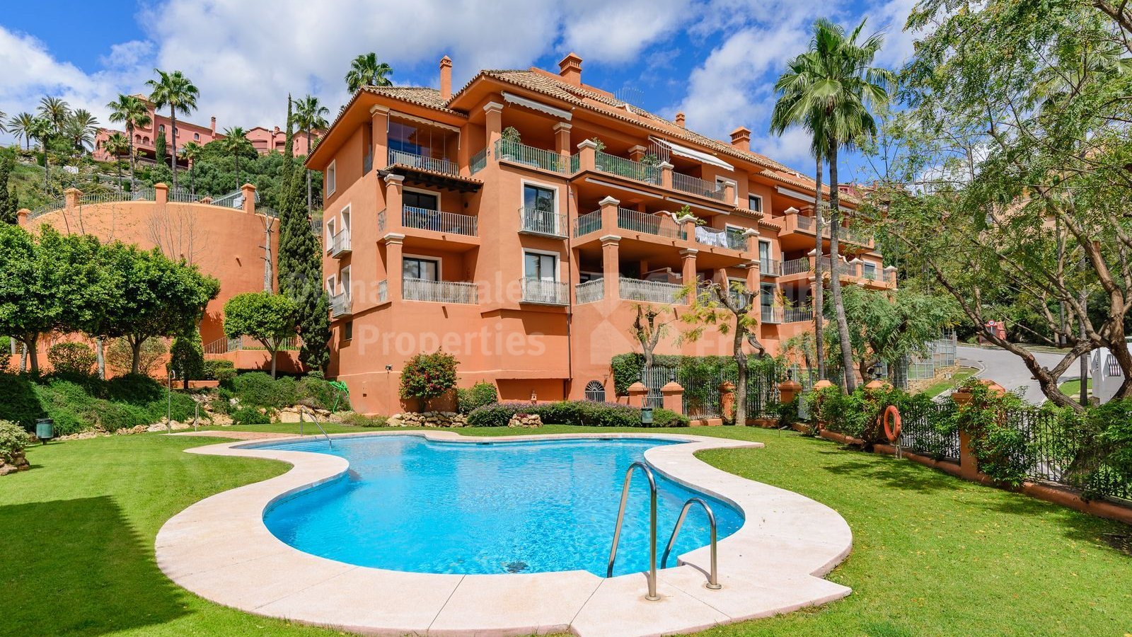 Renovated apartment with panoramic sea views in Monte Halcones