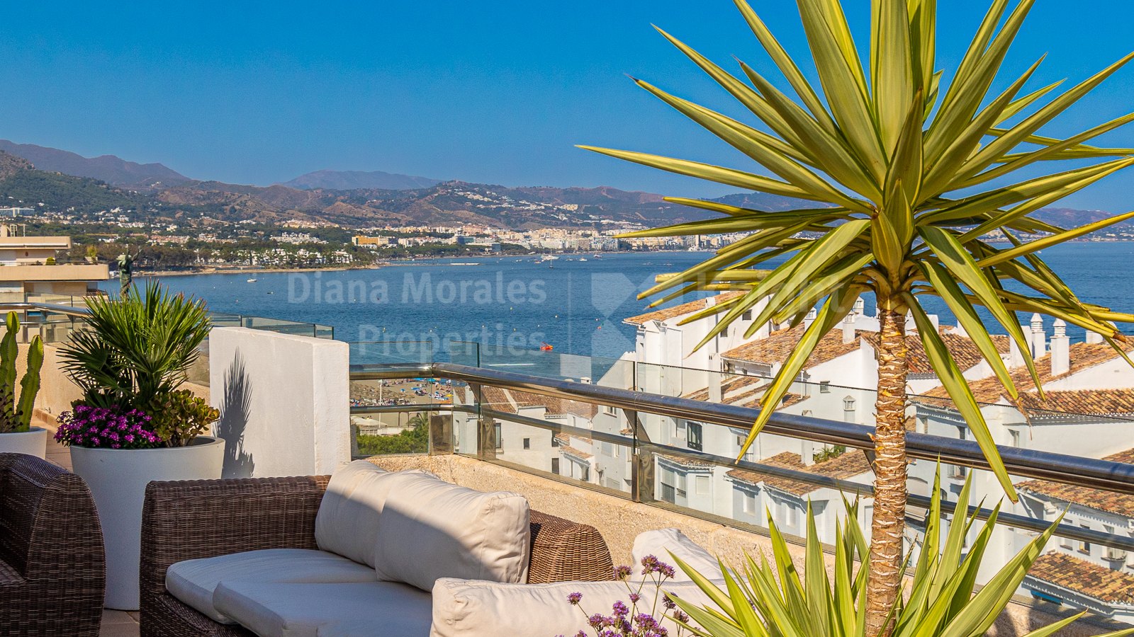 Puerto Banus, Remarkable three-bedroom penthouse with unrivalled views of the sea
