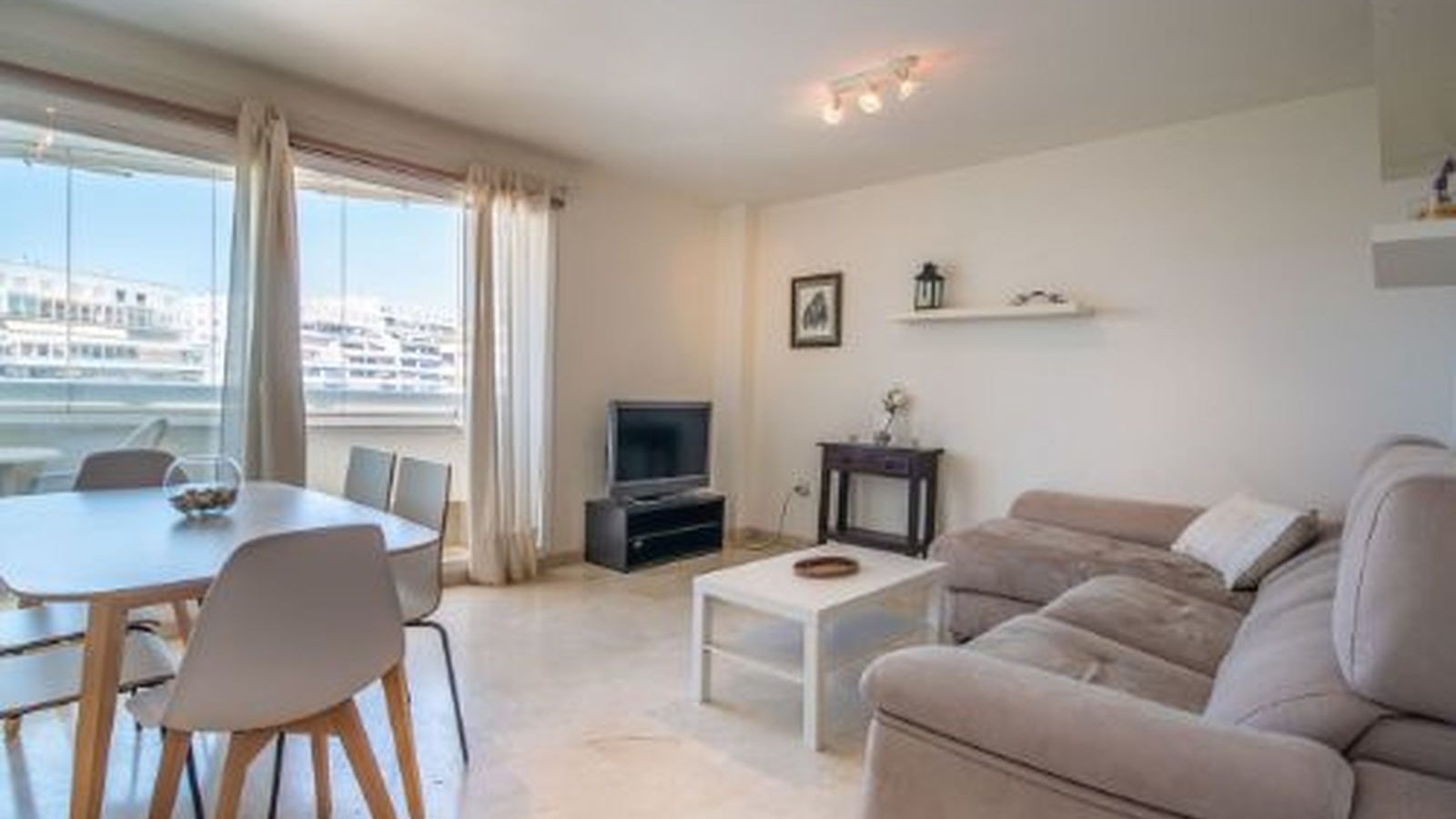 Apartamento de alquiler de larga temporada en Marbella con vistas al mar y a la monataña