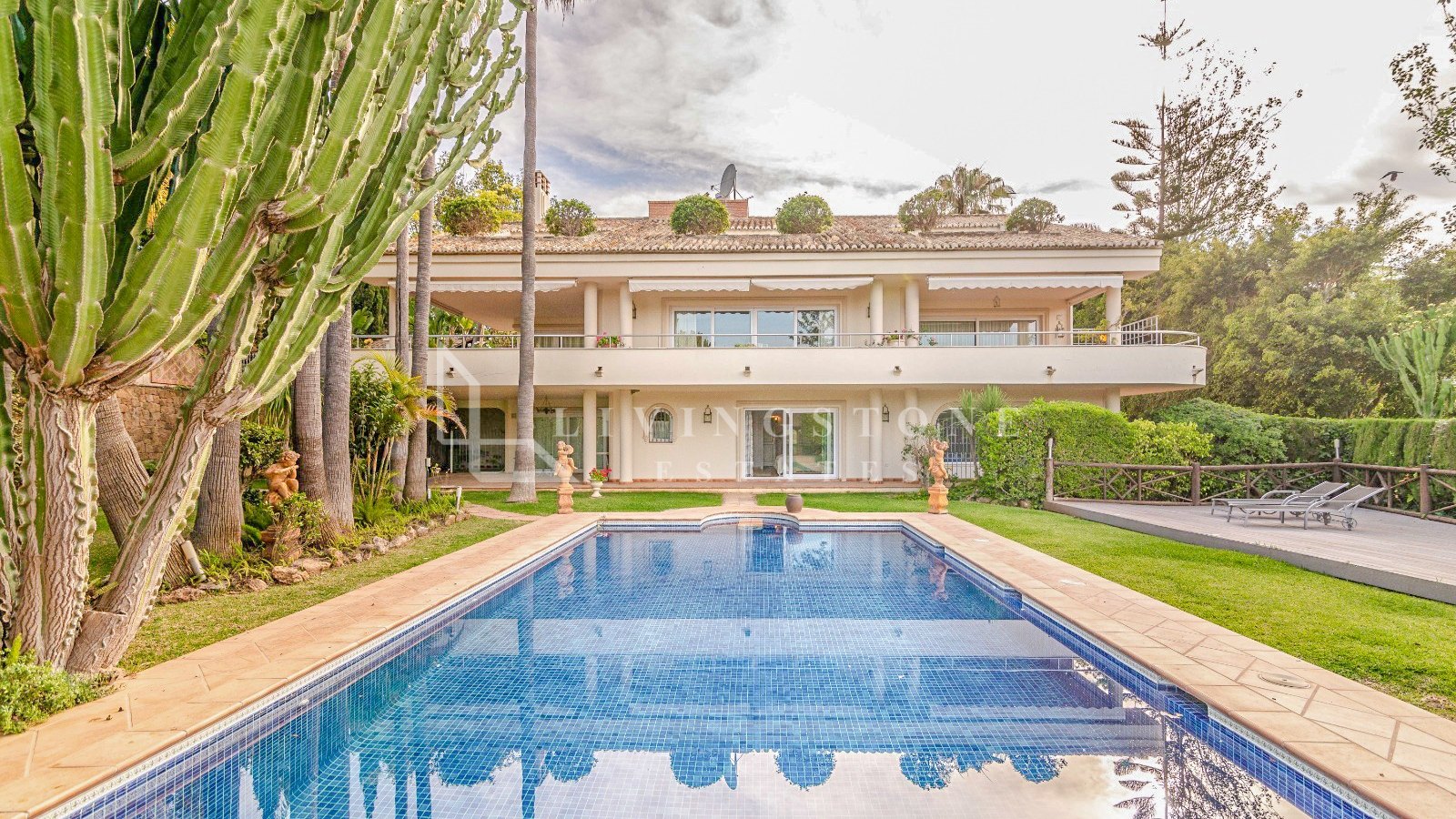 Frontline Golf Villa with Expansive Spaces in Rio Real, Marbella East