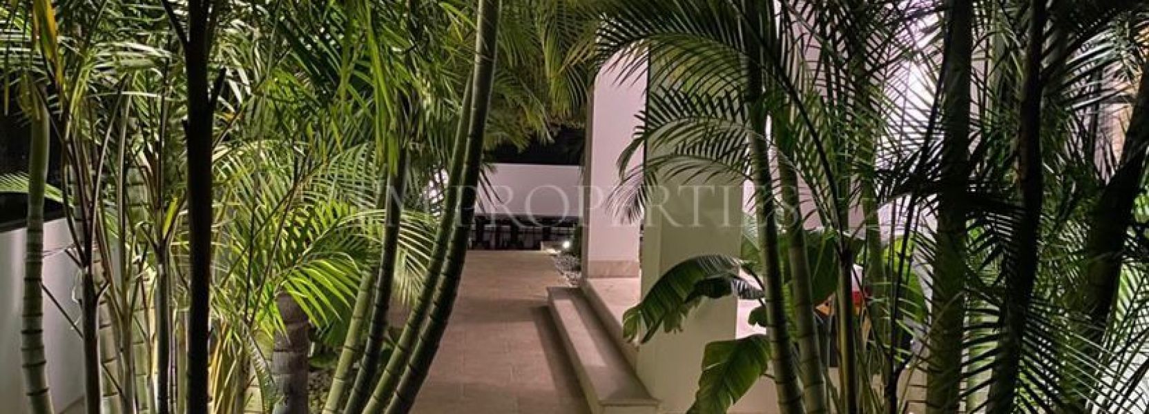 Villa  in Los Monteros, Marbella Oost, Marbella