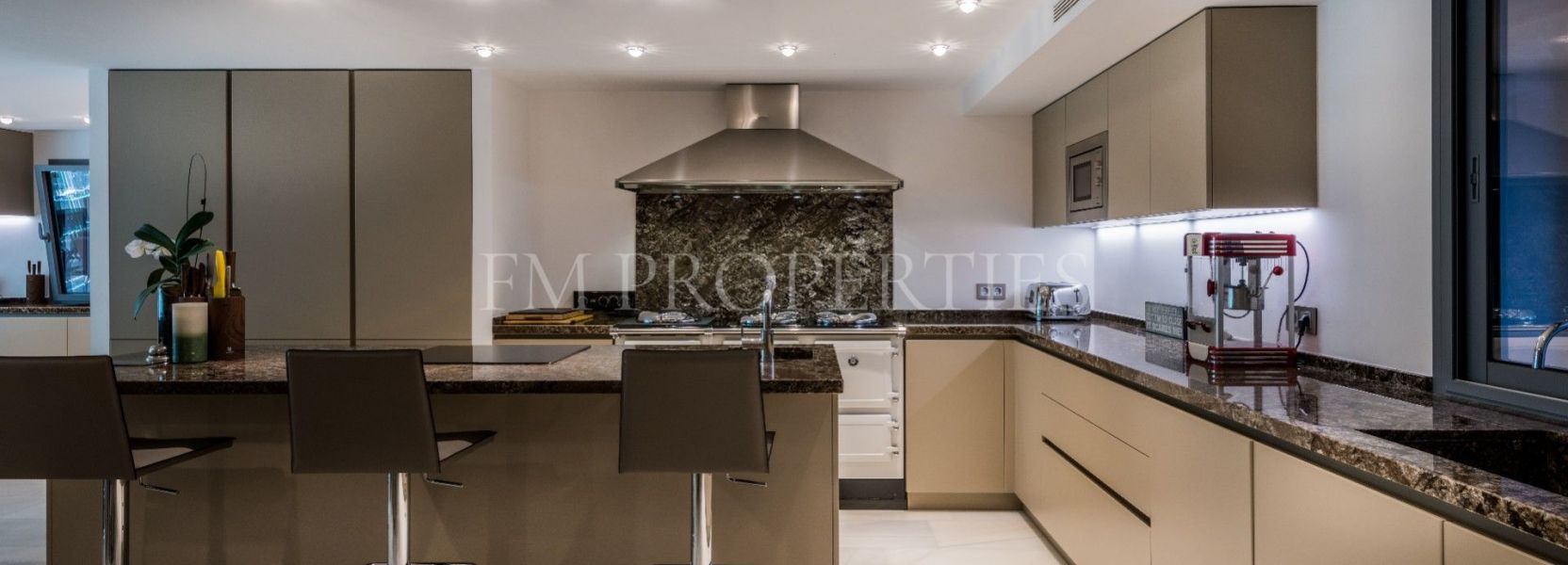 Villa  in La Cerquilla, Nueva Andalucia, Marbella