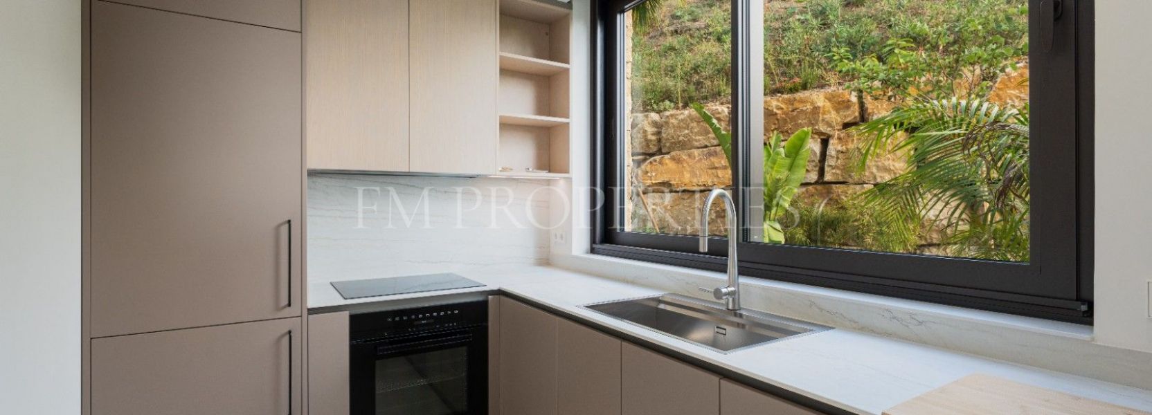 Villa  in Marbella Hill Club, Marbella Golden Mile, Marbella