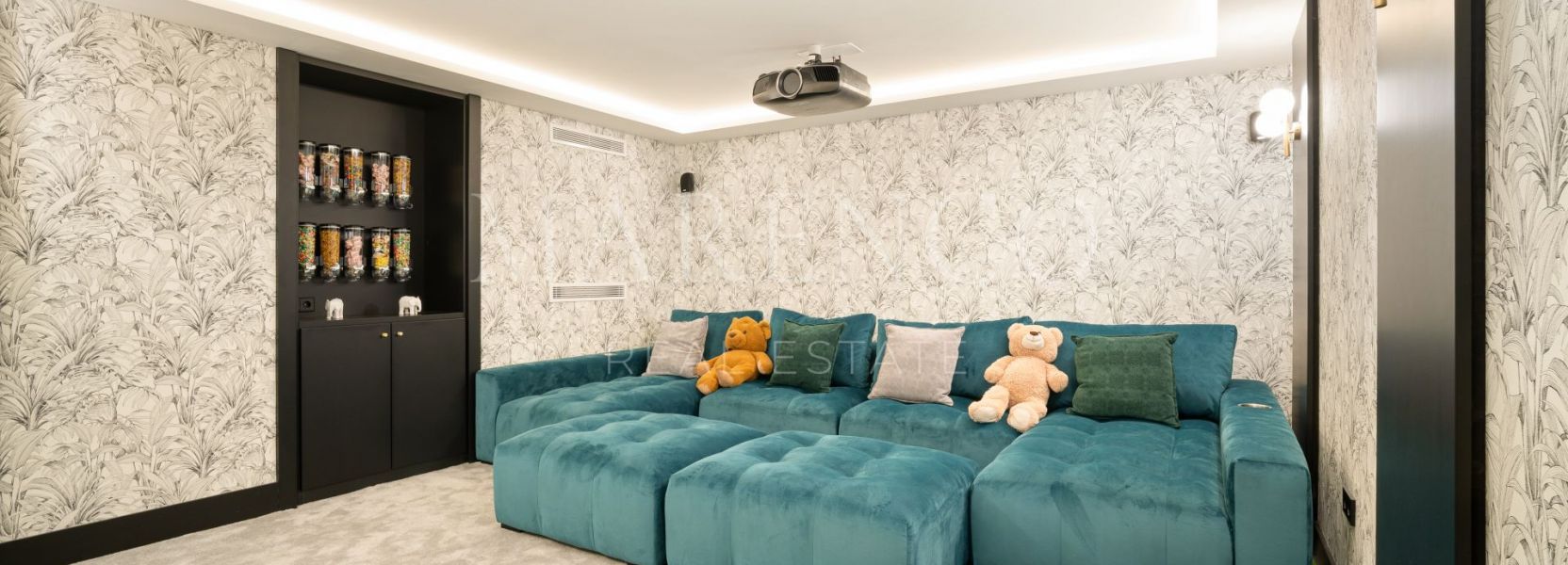 Villa  in Los Naranjos, Nueva Andalucia, Marbella