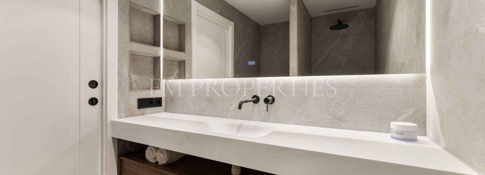 Duplex  in Las Colinas de Marbella, Benahavis