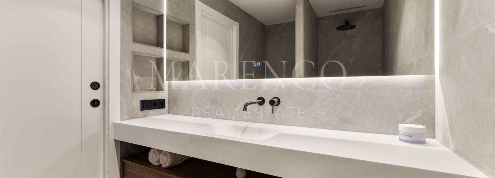 Duplex  à Las Colinas de Marbella, Benahavis