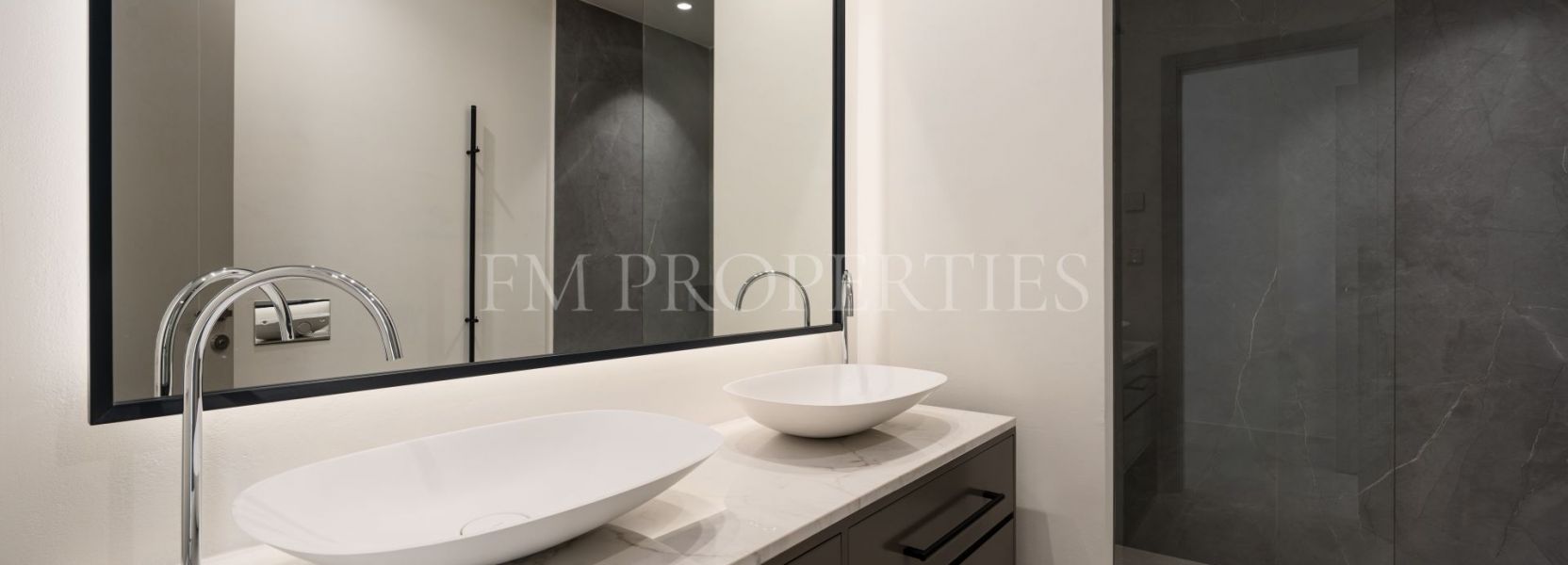 Villa  in La Resina Golf, Estepona East, Estepona