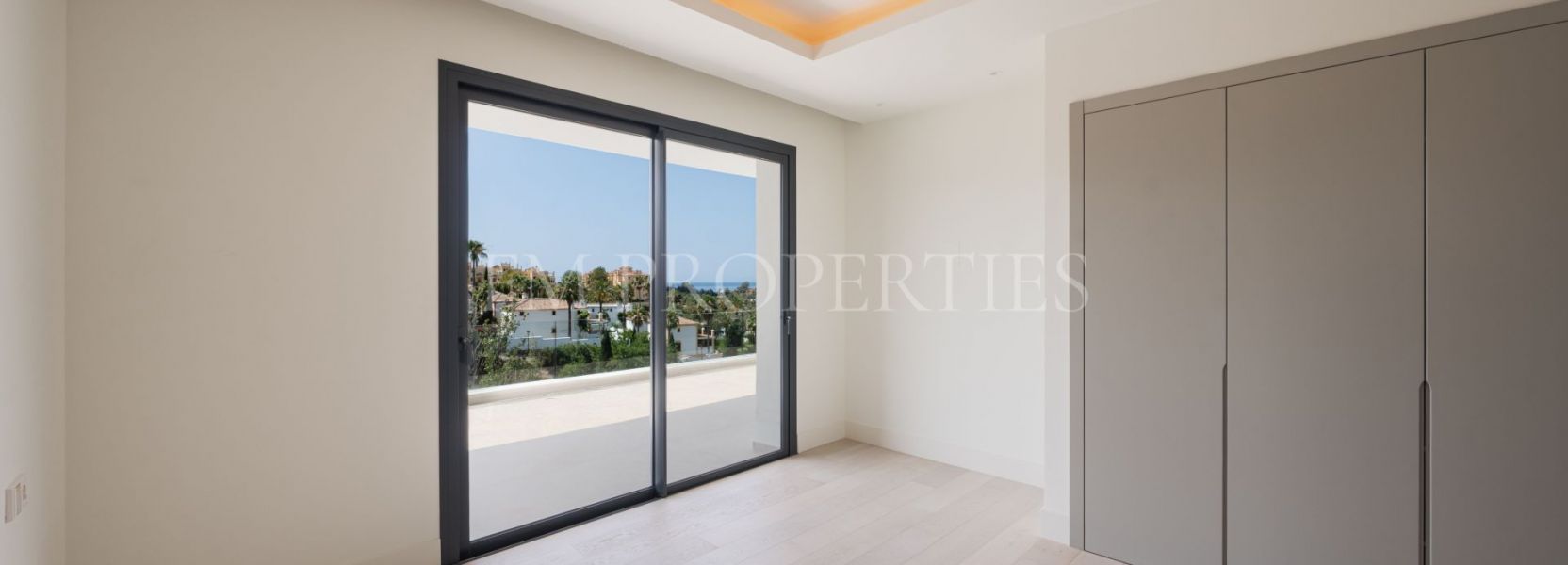 Villa  in La Resina Golf, Estepona East, Estepona