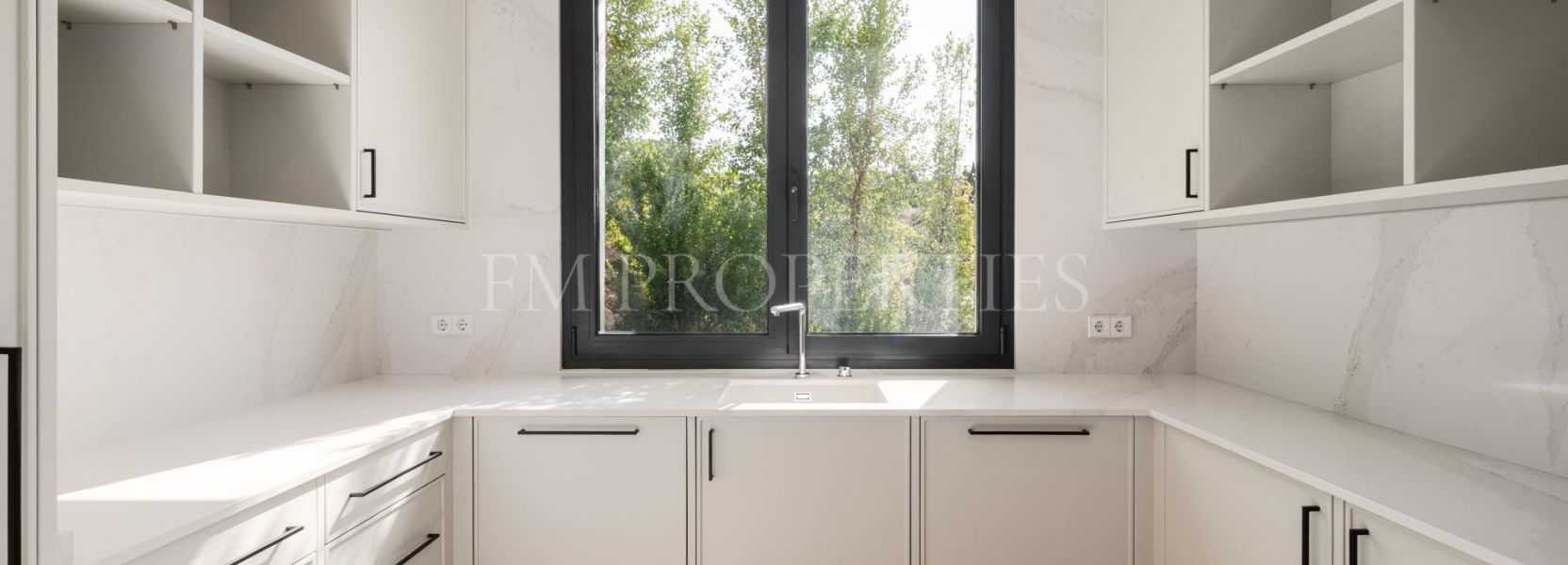 Villa  in La Resina Golf, Estepona East, Estepona