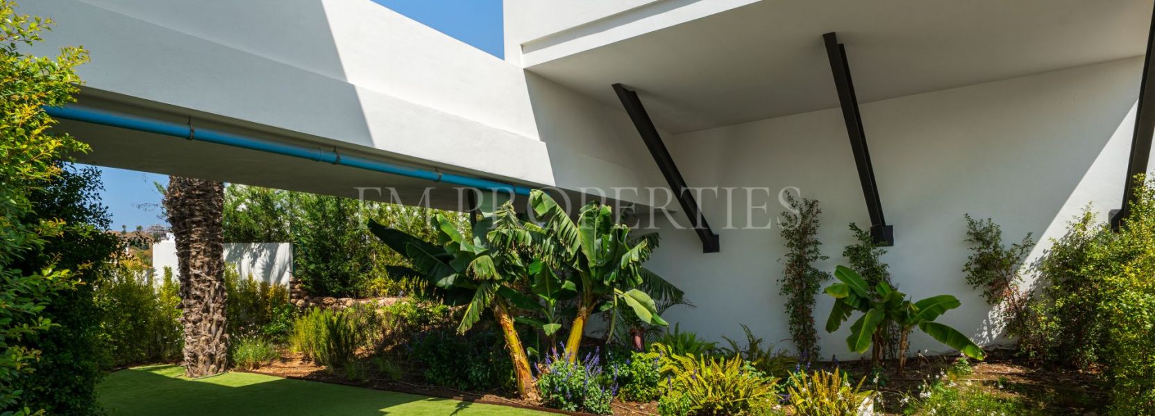 Villa  in La Resina Golf, Estepona East, Estepona